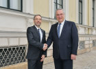 Bayerns Innenminister Joachim Herrmann hat den neuen österreichischen Bundesinnenminister Herbert Kickl zum Antrittsbesuch empfangen. Auf der Tagesordnung standen wichtige Themen der länderübergreifenden Zusammenarbeit.
