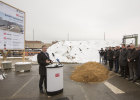 Der bayerische Automobilhersteller AUDI AG wird künftig auch im Personenverkehr mit der Bahn erreichbar sein. Mitarbeiter und Kunden profitieren von einer neuen Bahnstation direkt am Audi Standort in Ingolstadt. Bis Ende 2019, rechtzeitig vor der Landesgartenschau Ingolstadt 2020, entsteht an der Bahnlinie Ingolstadt – Treuchtlingen der neue Haltepunkt „Ingolstadt Audi“. Mit einem symbolischen Spatenstich haben Bayerns Innen- und Verkehrsminister Joachim Herrmann, der Oberbürgermeister der Stadt Ingolstadt, Dr. Christian Lösel, der Vorstand Produktion und Logistik der AUDI AG, Peter Kössler, und der Konzernbevollmächtigte für den Freistaat Bayern der Deutschen Bahn AG, Klaus-Dieter Josel, die Bauarbeiten gestartet.