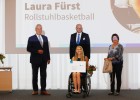 Sportminister Joachim Herrmann ehrt die Rollstuhlbasketballerin Laura Fürst als Sportlerin des Jahres.