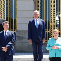 Bundeskanzlerin Dr. Angela Merkel, Ministerpräsident Dr. Markus Söder, Innenminister Joachim Herrmann und Finanzminister Albert Füracker vor Schloss Herrenchiemsee
