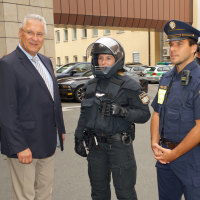 Innenminister Joachim Herrmann mit Polizistinnen und Polizisten mit Schutzausrüstung und 'Body-Cam'