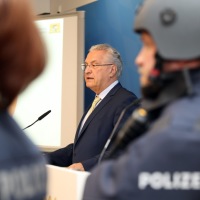 Innenminister Joachim Herrmann mit Polizistinnen und Polizisten (Archiv)