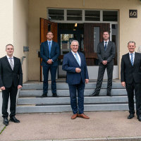 Innenminister Joachim Herrmann mit Axel Ströhlein (li) und Thomas Hampel (re) im Kreise von Mitarbeiterinnen und Mitarbeitern des Landesamtes