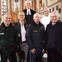 Gruppenbild: Kirchenrat Herling, Diakon Zenk, PHK Uwe Witt, KHKin Birgit Ehehalt, PHK Arne Sommer, Innenminister Joachim Herrmann