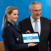 Innenminister Herrmann startet symbolisch das Portal zur Online-Anzeigeerstattung
