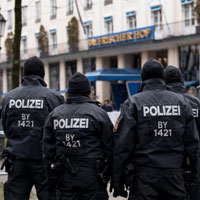 Polizistinnen und Polizisten vor dem Hotel "Bayerischer Hof"