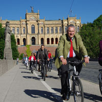 Innenminister Joachim Herrmann auf einem Fahrrad 