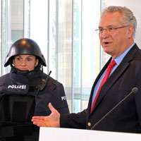 Innenminister Joachim Herrmann präsentiert die verbessere Schutzausrüstung der Bayerischen Polizei
