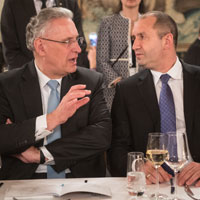 Bayerns Innenminister Joachim Herrmann und Rumen Radew, Staatspräsident von Bulgarien, unterhalten sich am 18. Februar 2017 auf einem Empfang während der Münchner Sicherheitskonferenz in der Residenz in München.