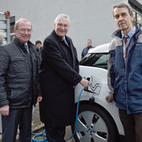 Zukunftsweisende Mobilität: Innenminister Herrmann an einer Ladesäule für Elektroautos