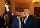 Innenminister Joachim Herrmann mit einem Herrn, der gerade mit seinem Handy ein Selfie macht.