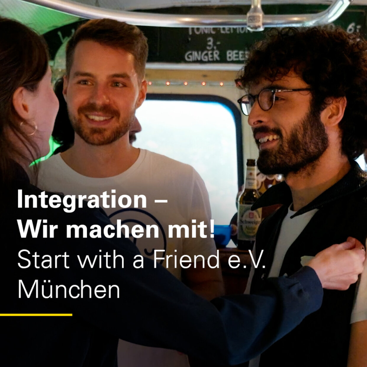 Auf dem Bild sind die Teilnehmerinnen und Teilnehmer des Münchner Projekts "Start with a friend" im freundlichen Gespräch zu sehen. 