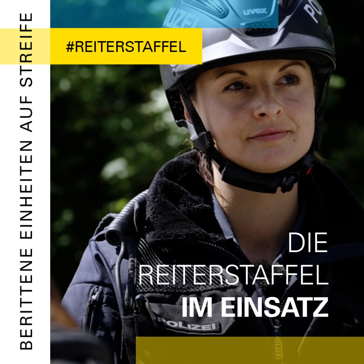 Auf dem Bild ist eine Reiterin der Reiterstaffel der Bayerischen Polizei in Uniform auf ihrem Pferd zu sehen.