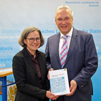 Innenminister Joachim Herrmann und die Präsidentin des Bayerischen Landesamts für Statistik bei der Vorstellung des Statistischen Jahrbuchs für Bayern 2016