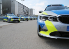 Blick auf die aufgereihten neuen BMW-Fahrzeuge 