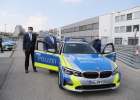 Innenminister Joachim Herrmann und zwei Herren, beim Besichtigen eines neues Fahrzeugs