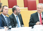 Bayerns Innenminister Joachim Herrmann nimmt an einer Podiumsdiskussion teil