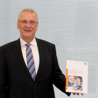 Bayerns Innenminister Joachim Herrmann stellt die Bevölkerungsvorausberechnung vor.