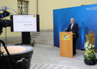 Innenminister Herrmann bei Pressekonferenz hinter Rednerpult