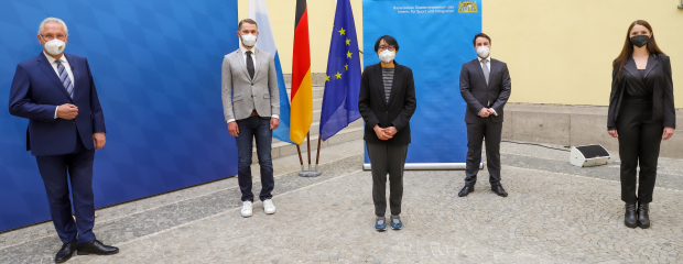 Innenminister Herrmann mit vier Eingebürgerten