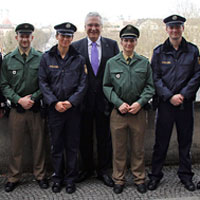 Innenminister Joachim Herrmann mit Polizistinnen und Polizisten in neuer und alter Uniform