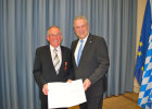 Ordensverleihung am 12. März 2014 in München: Heinz Kiefer erhält von Innenminister Joachim Herrmann das Verdienstkreuz am Bande