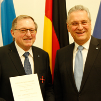 Ordensaushändigung am 8. Januar 2014: Staatsminister Joachim Herrmann überreicht Dr. Karlheinz Götz das Verdienstkreuz 1. Klasse des Verdienstordens der Bundesrepublik Deutschland