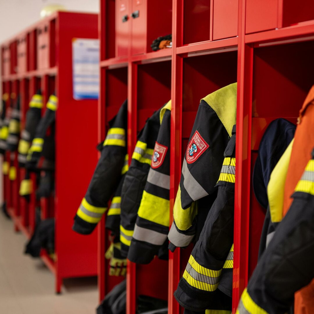 Feuerwehruniformen in Garderobe