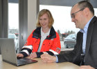 Doppelt engagiert: Stephanie Hebbeler, Projektmanagerin bei der Cummins Deutschland GmbH und Helferin bei den Maltesern, mit Alexandre Oberstein Branco, Managing Director der Cummins Deutschland GmbH, Marktheidenfeld
