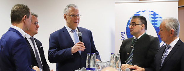 Innenminister Joachim Herrman auf der Podiumsdiskussion des Wassersportforums des Bayerischen Seglerverbands.