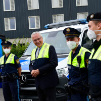  Innenminister Joachim Herrmann mit Polizistinnen und Polizisten (Archiv)