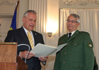 Verabschiedung des Landespolizeipräsidenten Waldemar Kindler in den Ruhestand und Amtseinführung von Prof. Dr. Wilhelm Schmidbauer als neuer Landespolizeipräsident am 28. Juni 2013 in München: Staatsminister Joachim Herrmann überreicht Prof. Dr. Wilhelm Schmidbauer seine Ernennungsurkunde