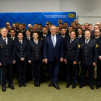 Gruppenfoto: Bayerns Innenminister Joachim Herrmann begrüßt rund 60 neue Polizistinnen und Polizisten des Polizeipräsidiums Mittelfranken