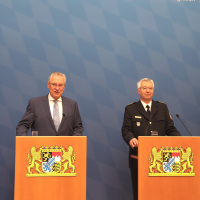 Innenminister Joachim Herrmann und Landespolizeipräsident Prof. Dr. jur. Wilhelm Schmidbauer am Rednerpult