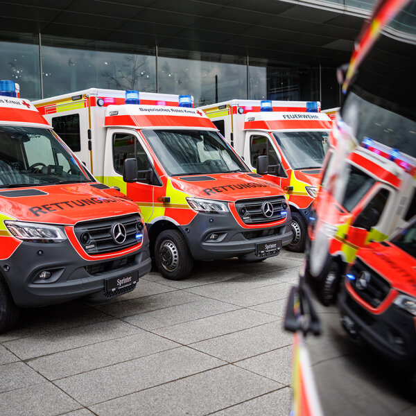 Mehrere Rettungswägen des Bayerischen Roten Kreuzes