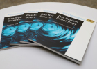 Broschüren „Das System Scientology“ auf Tisch