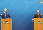 Innenminister Herrmann und LfV-Präsident Dr. Burkhard Körner hinter Rednerpult
