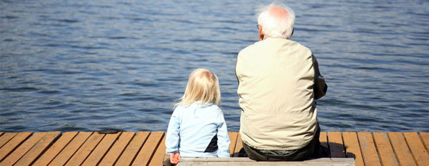 Symbolbild: Großvater mit Kind auf Bootssteg