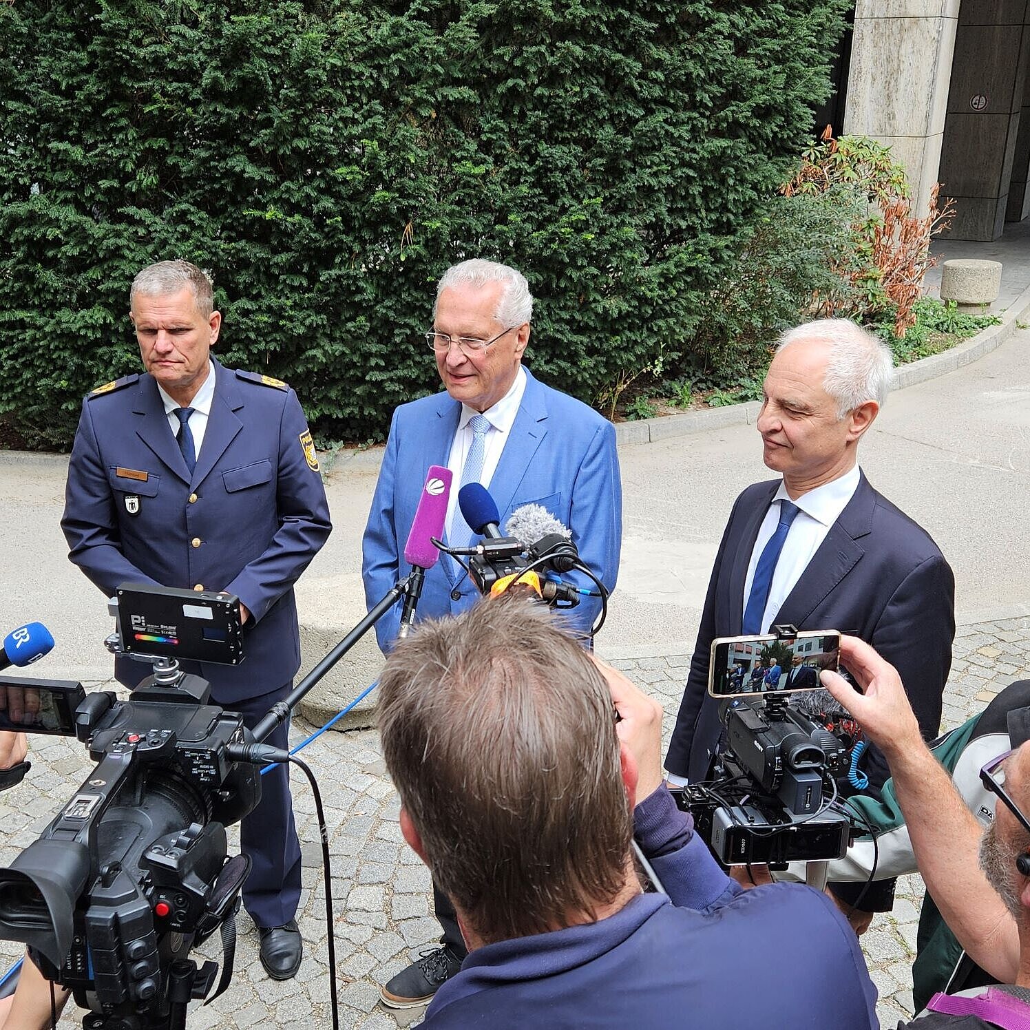 Innenminister Joachim Herrmann mit Regierungspräsident Dr. Konrad Schober und Poizeipräsident Thomas Hampel inmitten von Journalisten und Fernsehkameras