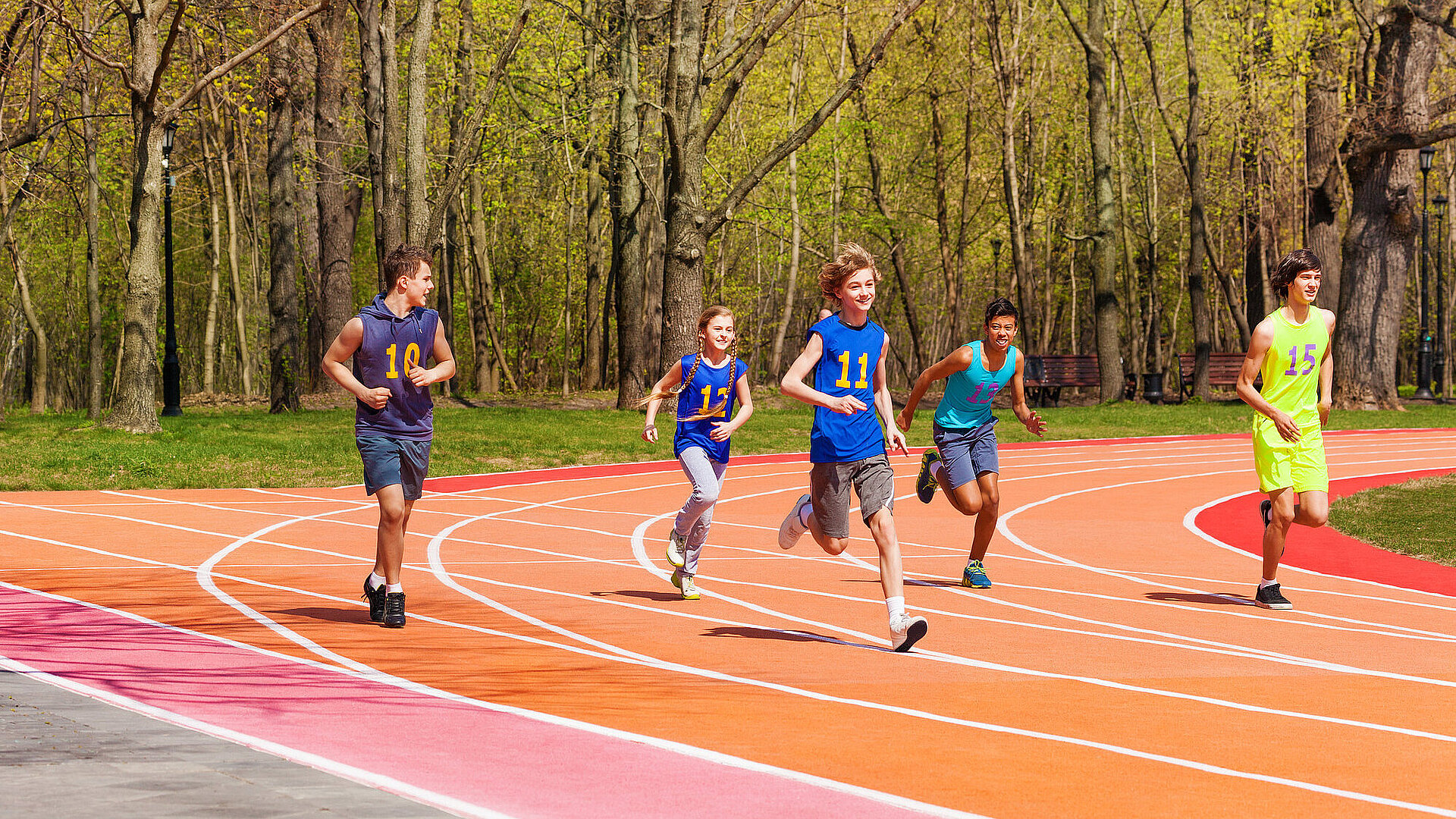 Schüler beim Lauf auf der Tartlaufbahn Sportplatz