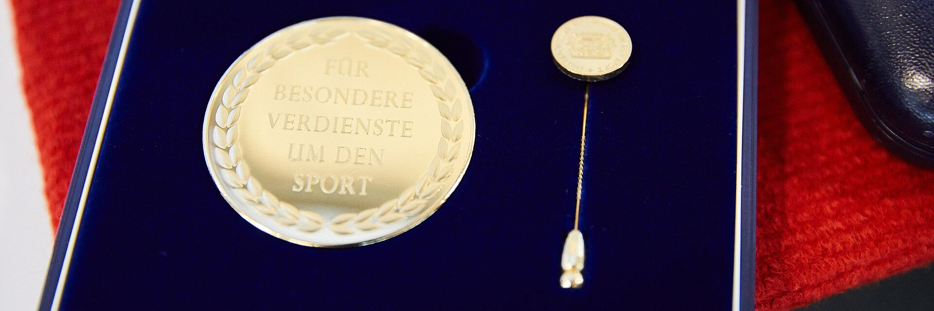 Ehrenmedaille des Sports im blauen Samtetui