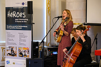 Musikduo Gitarre, Cello zwei Damen beim Festakt 10 Jahre Heroes Augsburg
