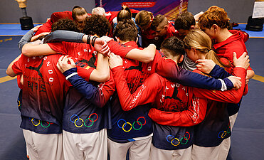 Karatesportler im Kreis zur Einstimmung