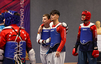 Karatesportler in Trainingskleidung und mit Kopfschutz vom TSV Dachau Schule schafft Heimat