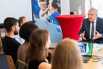 Innenminister Joachim Herrmann in der Diskussion mit Mitgliedern des Integrationsprojekts Gemeinsam Miteinander